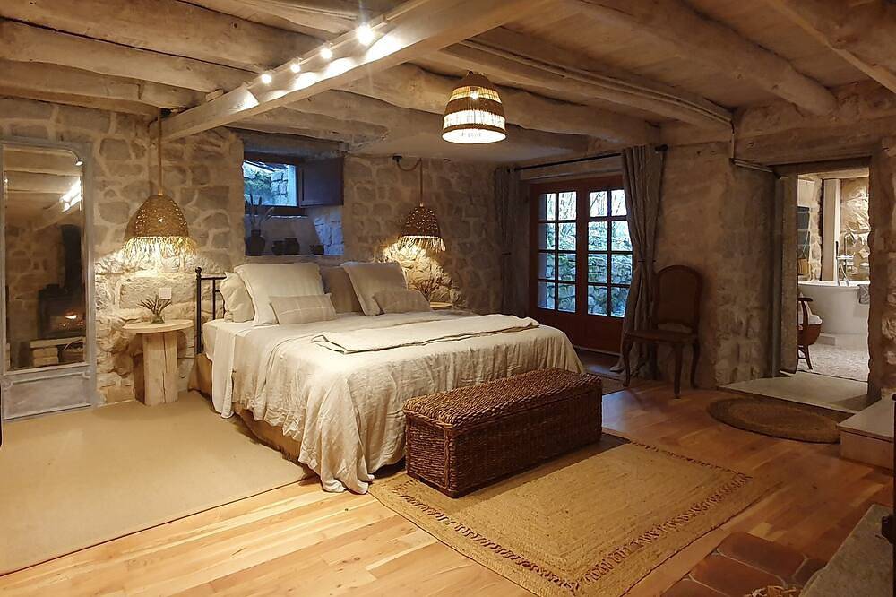 Cosy Cottage Campagnard Avec Cheminées, Balcon & Jardin in Les Monts-Verts, Région de Mende