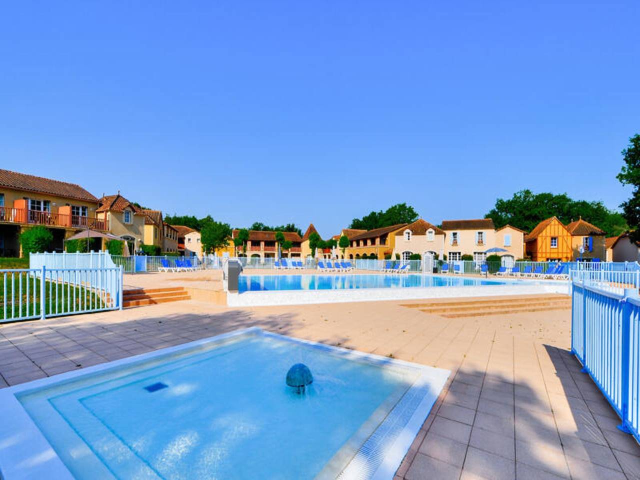 Entire apartment, Apartment in Monflanquin by the Lake in Monflanquin, Villeneuve-sur-Lot region