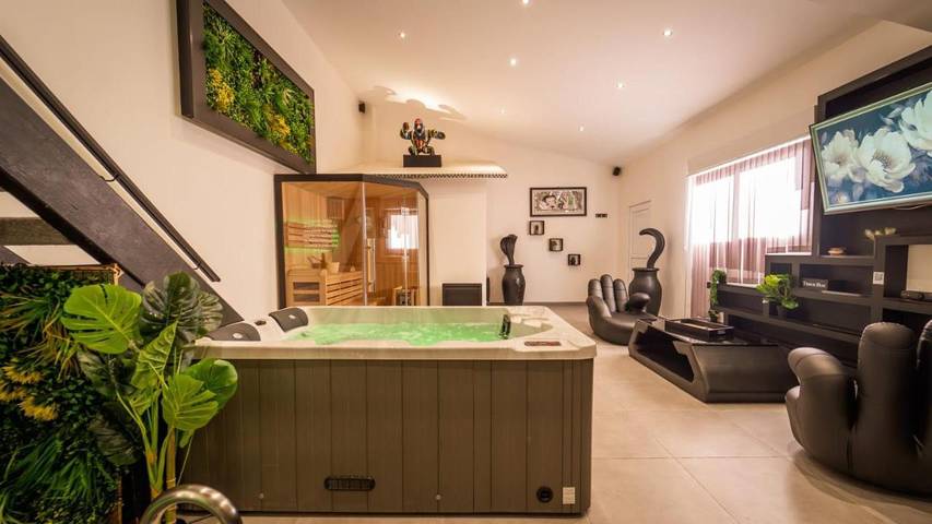 Chambre d’hôte pour 2 personnes, avec Jacuzzi et Terrasse ainsi que Jardin et Sauna