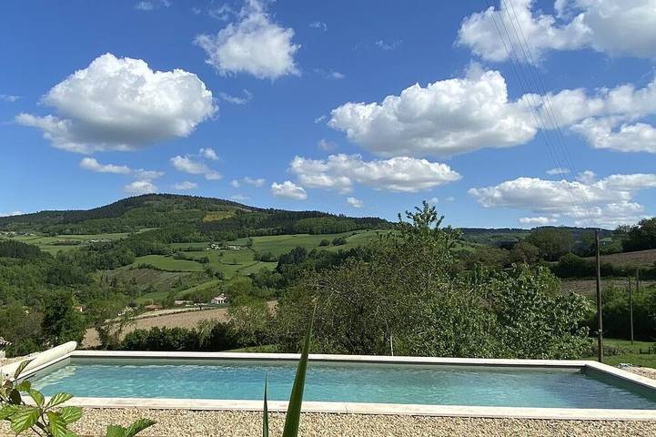Gîte pour 8 personnes, avec terrasse ainsi que jardin et piscine, animaux acceptés à Ouroux - 3