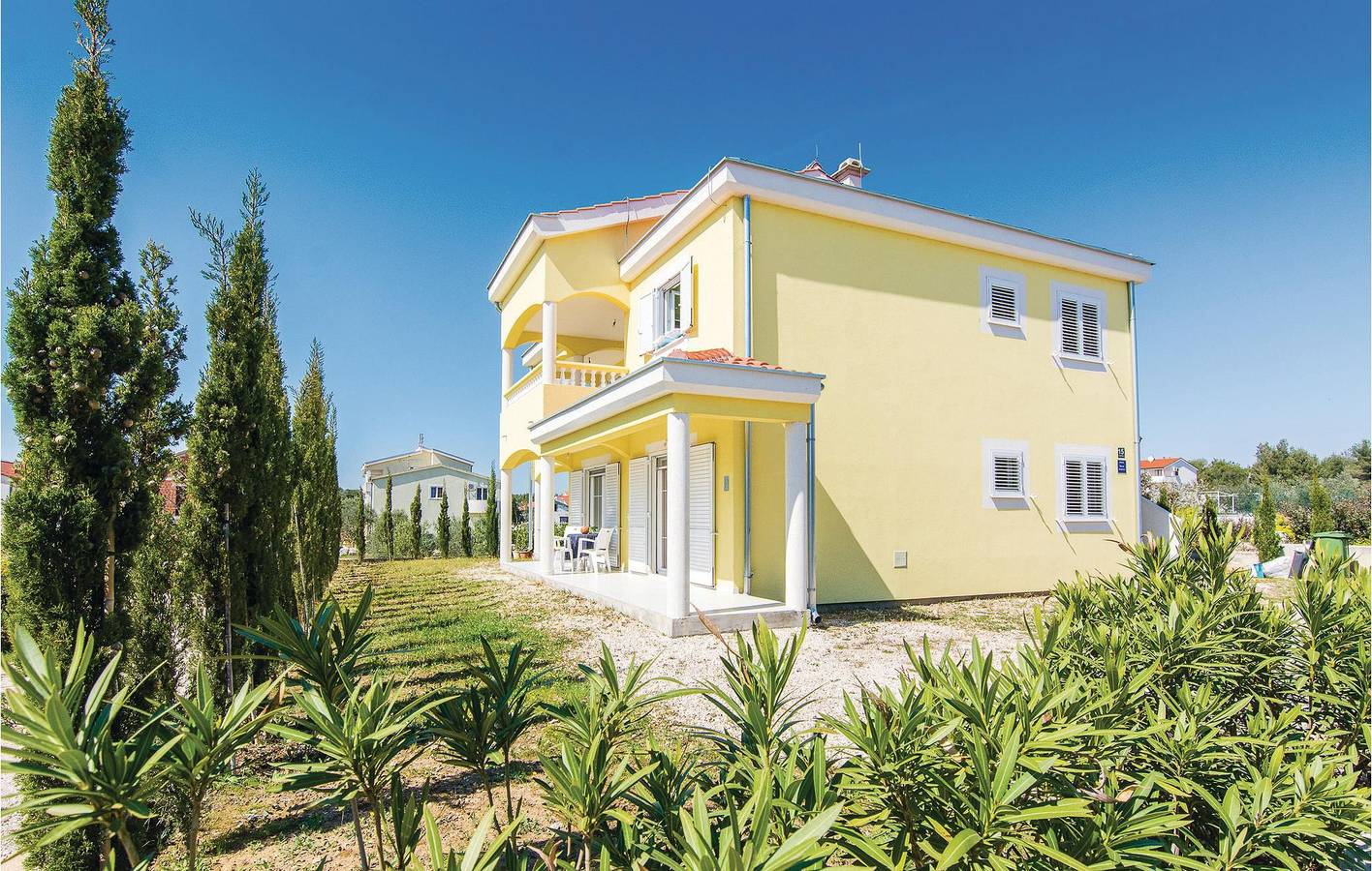 Ganze Ferienwohnung, Gemütliches Apartment mit Terrasse, 1,5 km vom Strand Pod Vruljom entfernt, mit kostenlosen Parkplätzen in Pakostane, Zadar