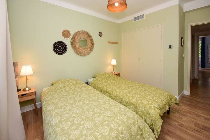 Entire apartment, Charming Renovated Apartment Near the Historic Center of Tarascon in Tarascon, Arles region