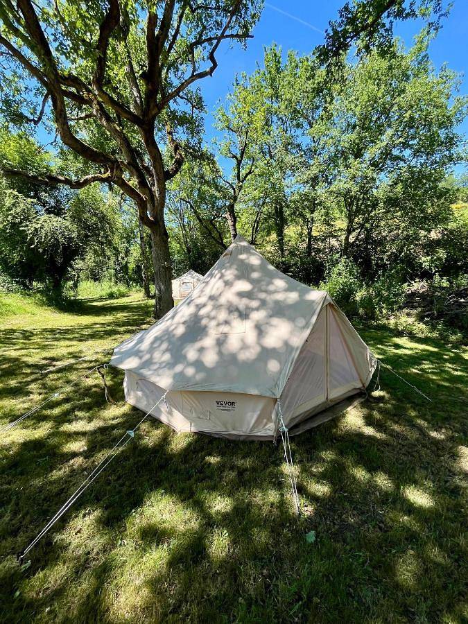 Tente pour 2 personnes, avec vue et jardin ainsi que bassin pour enfant et piscine, animaux acceptés dans le Gers