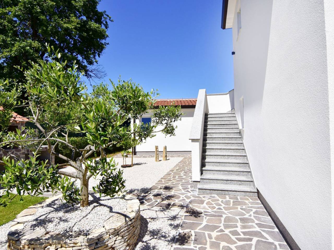 Ganze Wohnung, Apartment 2 in einer neuen Villa mit Pool in ruhiger Lage in Umag und Umgebung