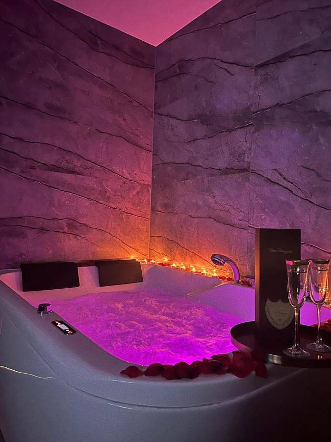 Apartament wakacyjny dla 4 osób, z Balkon i Jacuzzi w Radom