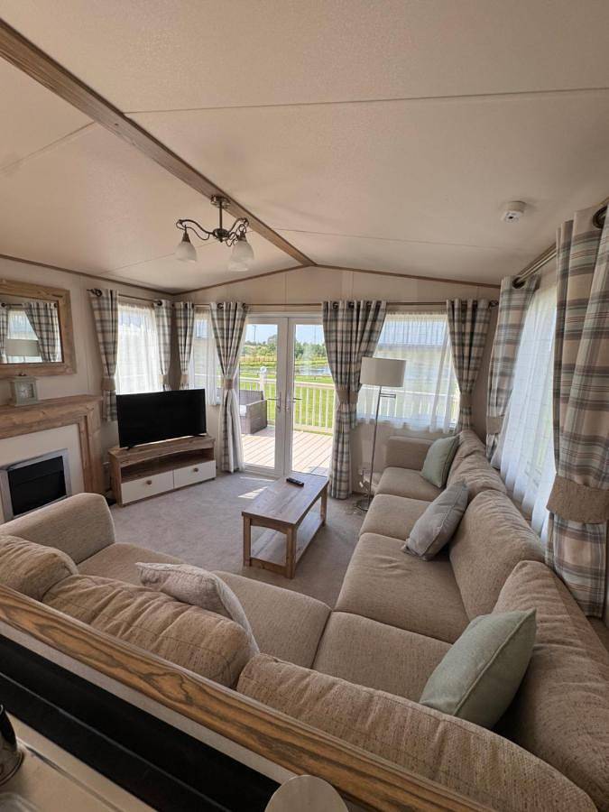 Camping voor 8 personen, with uitzicht op het meer and sauna as well as uitzicht and tuin in Roos