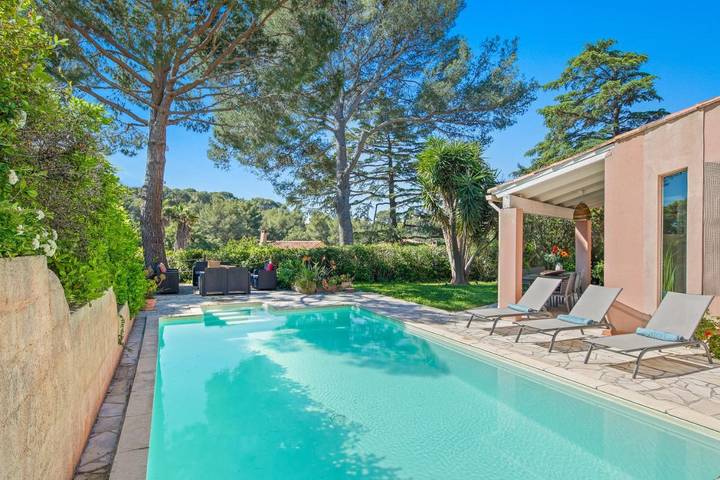 Villa pour 8 personnes, avec jardin ainsi que piscine et vue à Hyeres