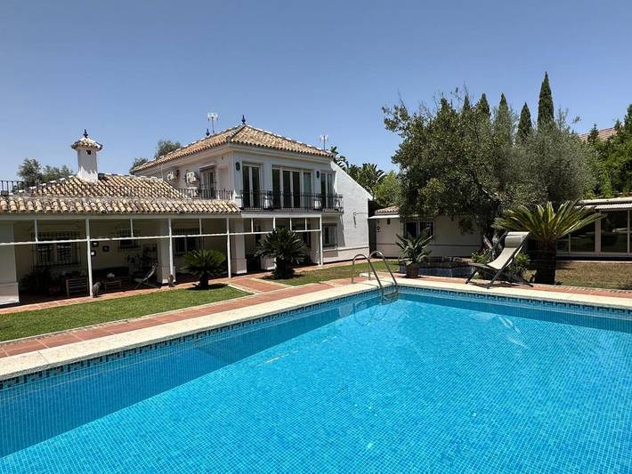Casa rural para 15 personas, con Balcón y Terraza además de Jardín y Piscina en Tomares