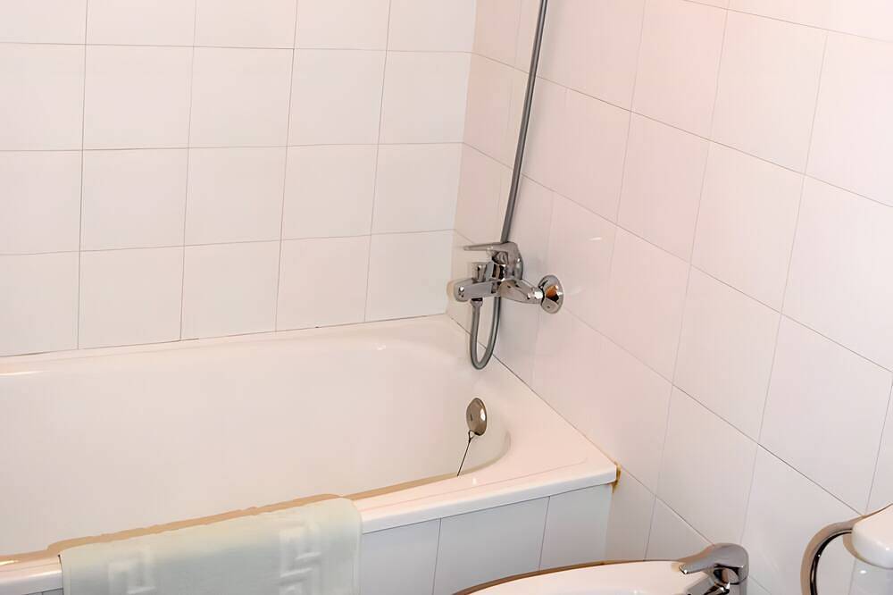 Apartamento entero, Apartamento 'Mas El Carrer - Groc' con vistas a la montaña, piscina compartida y Wi-Fi in Santa Pau, Parc Natural de Zona Volcànica de la Garrotxa