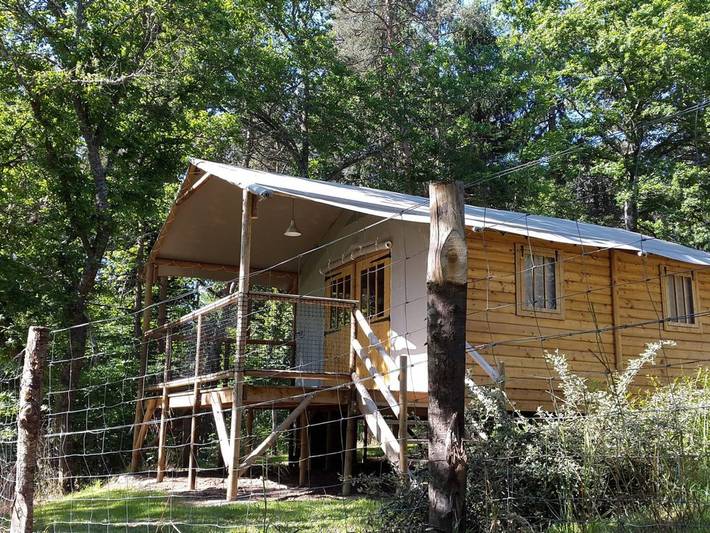 Camping pour 4 personnes, avec terrasse, animaux acceptés en Haute-Loire