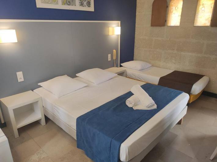 Hôtel pour 2 personnes, avec Terrasse et Jardin ainsi que Piscine et Vue à Ornaisons - 3