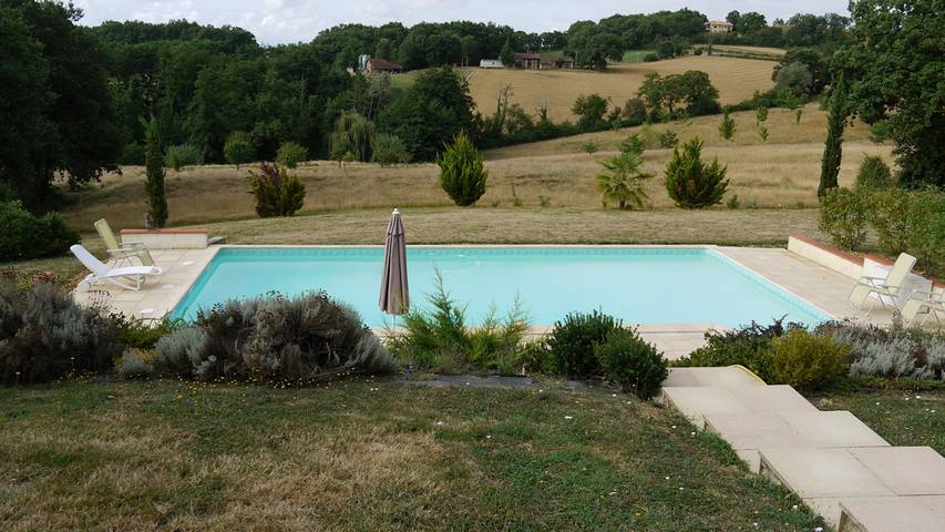 Gîte pour 4 personnes, avec terrasse ainsi que jardin et piscine - 1