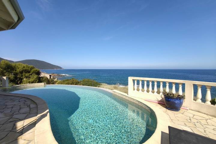 Location de vacances pour 10 personnes, avec balcon ainsi que jardin et piscine, adapté aux familles à Villanova