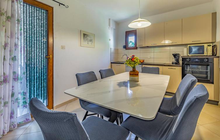 Gemütliche 2-Zimmer-Wohnung mit Terrasse, WLAN und 1,5 km zum Strand in Marčana, Südküste Istrien