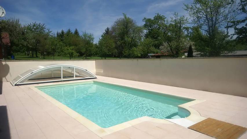 Chalet pour 9 personnes, avec jardin et piscine dans le Doubs