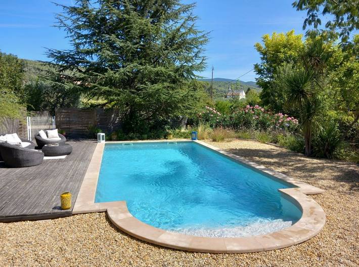 Gîte pour 2 personnes, avec piscine ainsi que terrasse et jardin