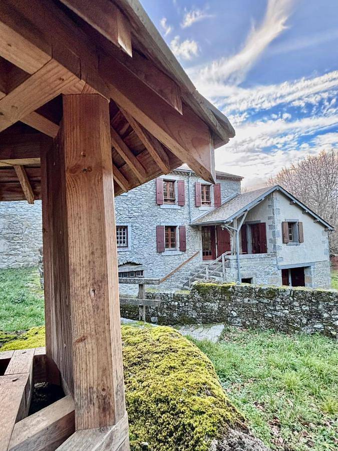 Location de vacances pour 6 personnes, avec Balcon et Terrasse ainsi que Jardin et Vue à Lacrouzette
