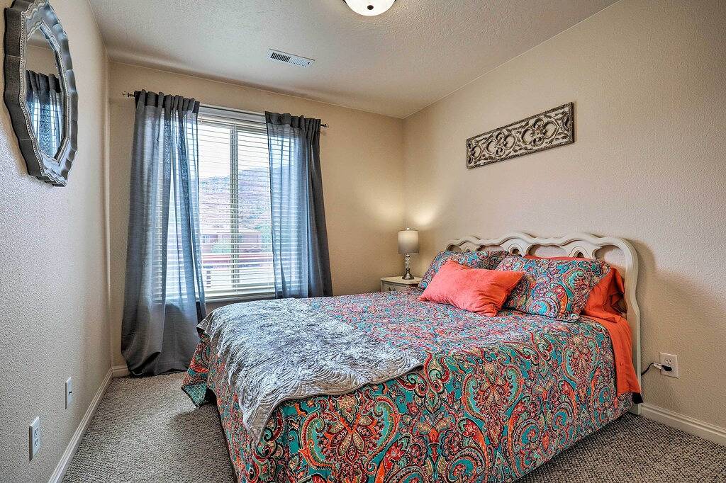 Ganze Wohnung, Neu! Kanab Condo w / Pool & Patio, 30 Meilen von Zion Np! in Kanab, Grand Staircase Escalante National Monument