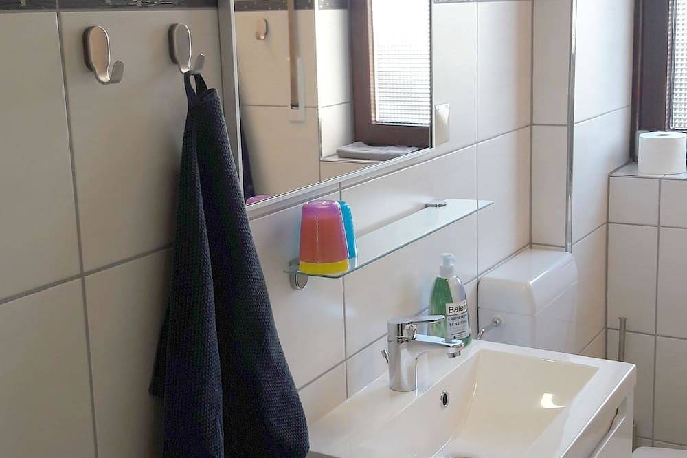 Ganze Wohnung, Kleines, feines Apartment in sehr ruhiger Wohnlage nur wenige Meter zum Rhein in Wallersheim, Koblenz