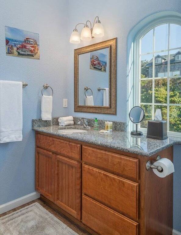 Ganze Wohnung, Zwei Schlafzimmer im Obergeschoss Wohnung mit Wifi, Kamin, Küche, Balkon in Oceanlake, Lincoln City