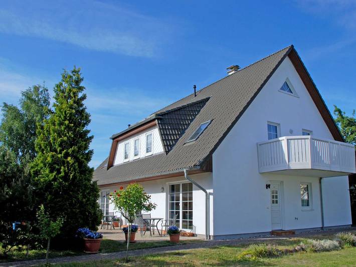 Ferienwohnung für 3 Personen, mit Terrasse und Garten sowie Seeblick und Ausblick, kinderfreundlich in Middelhagen - 2