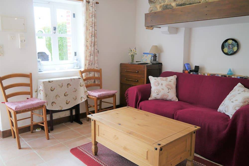 Lovely country cottage in its own peaceful orchard with stunning views in Brécey, Avranches region