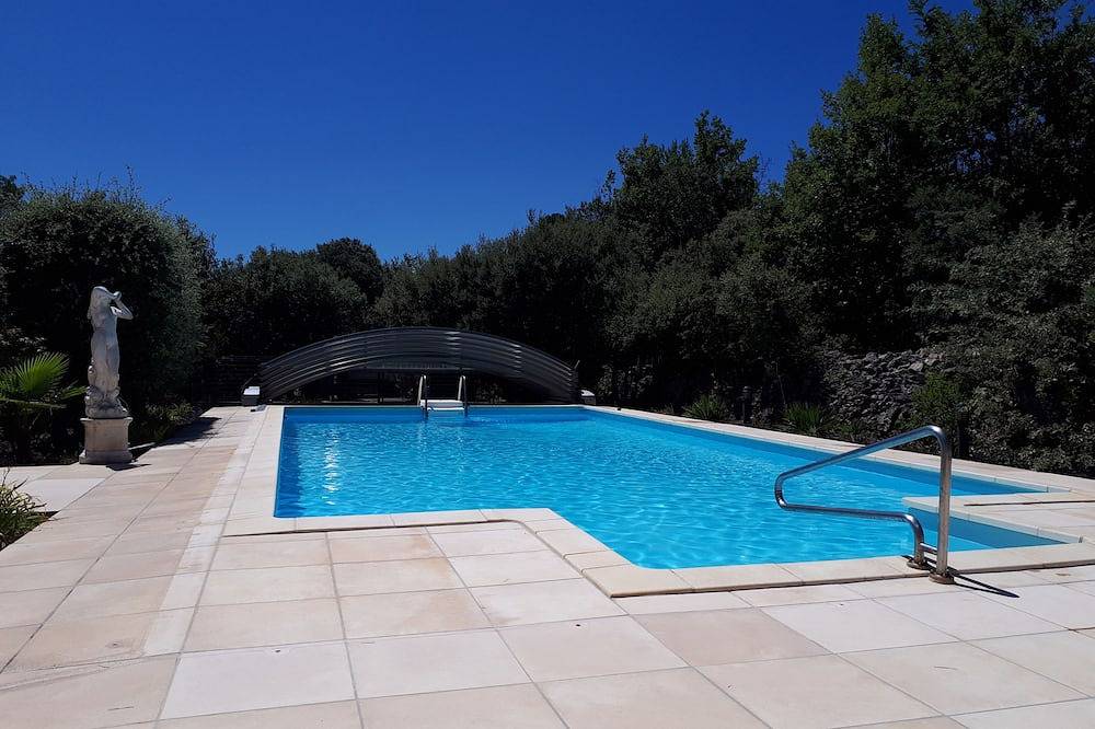 Totally private 8 adults plus 2 children luxe villa with heated swimming pool in Régusse, Brignoles region