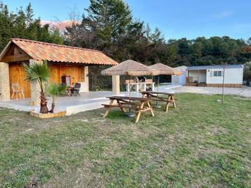 Gîte pour 4 personnes, avec piscine et jardin ainsi que vue et terrasse à Sommières