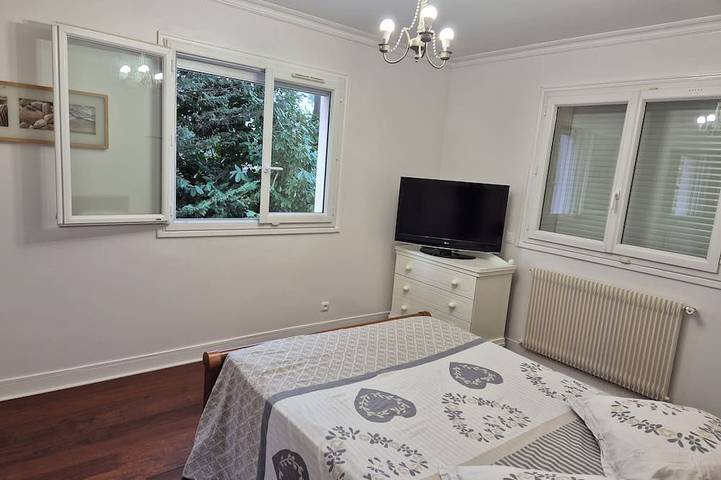 Appartement entier, F2 rénové au calme terrasse fleurie in Le Raincy, Seine-Saint-Denis