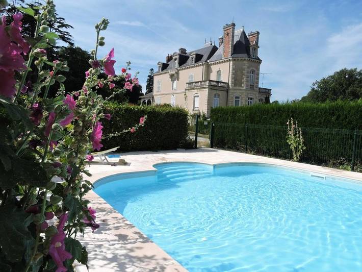 Chambre d’hôte pour 4 personnes, avec Jacuzzi et Terrasse ainsi que Jardin et Piscine à Mazé (Maine-et-Loire)