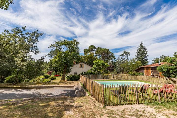 Gîte pour 10 personnes, avec jardin ainsi que piscine et terrasse à Pissos