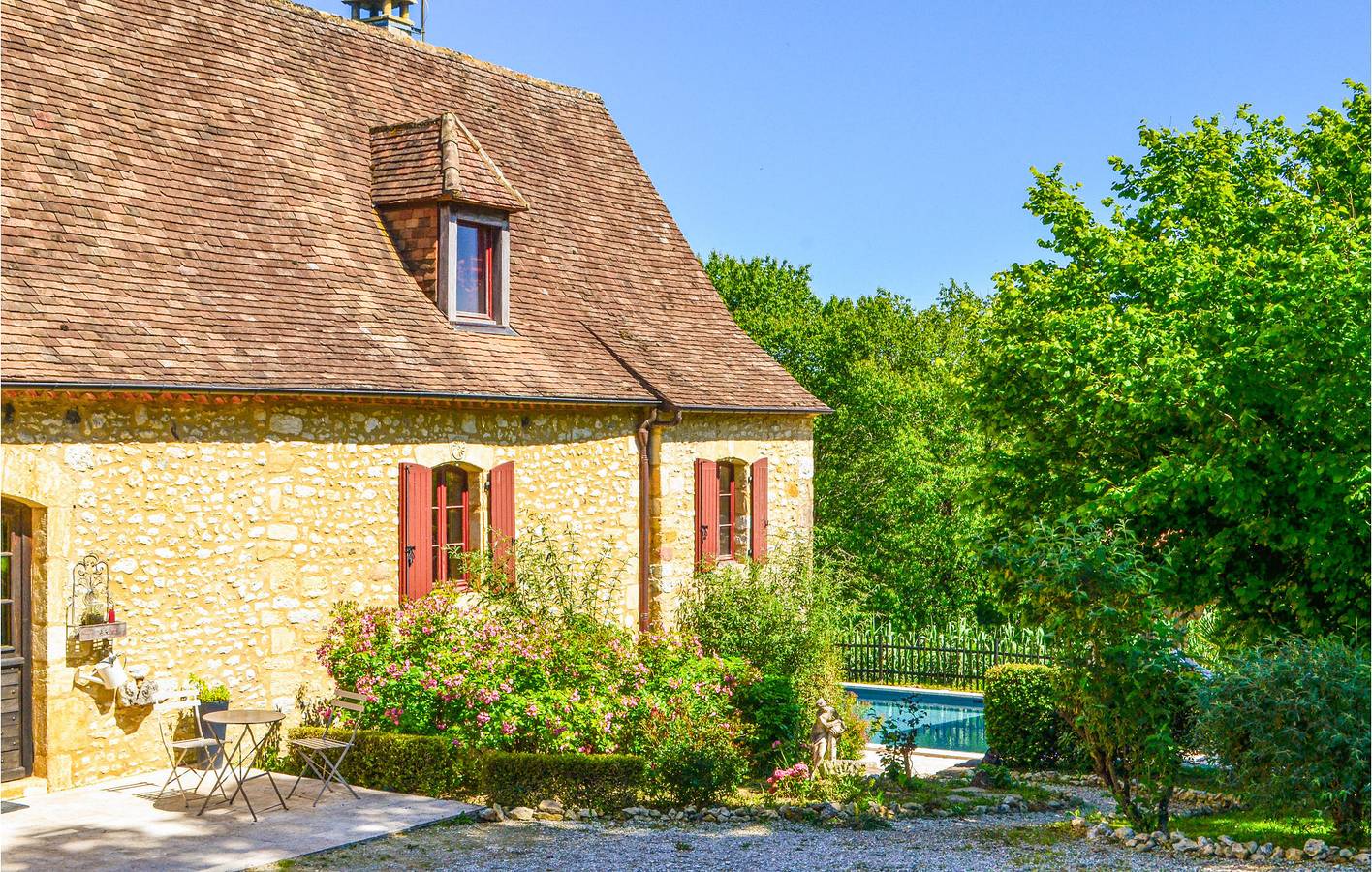 Retraite dans un jardin au bord de la piscine à Fleurac in Fleurac, Périgord Noir