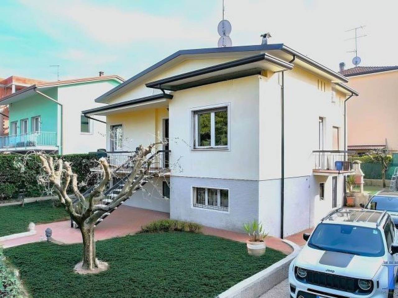 Desenzanoloft Villa Palm Garda Beach in Desenzano del Garda, Gardasee-Berge