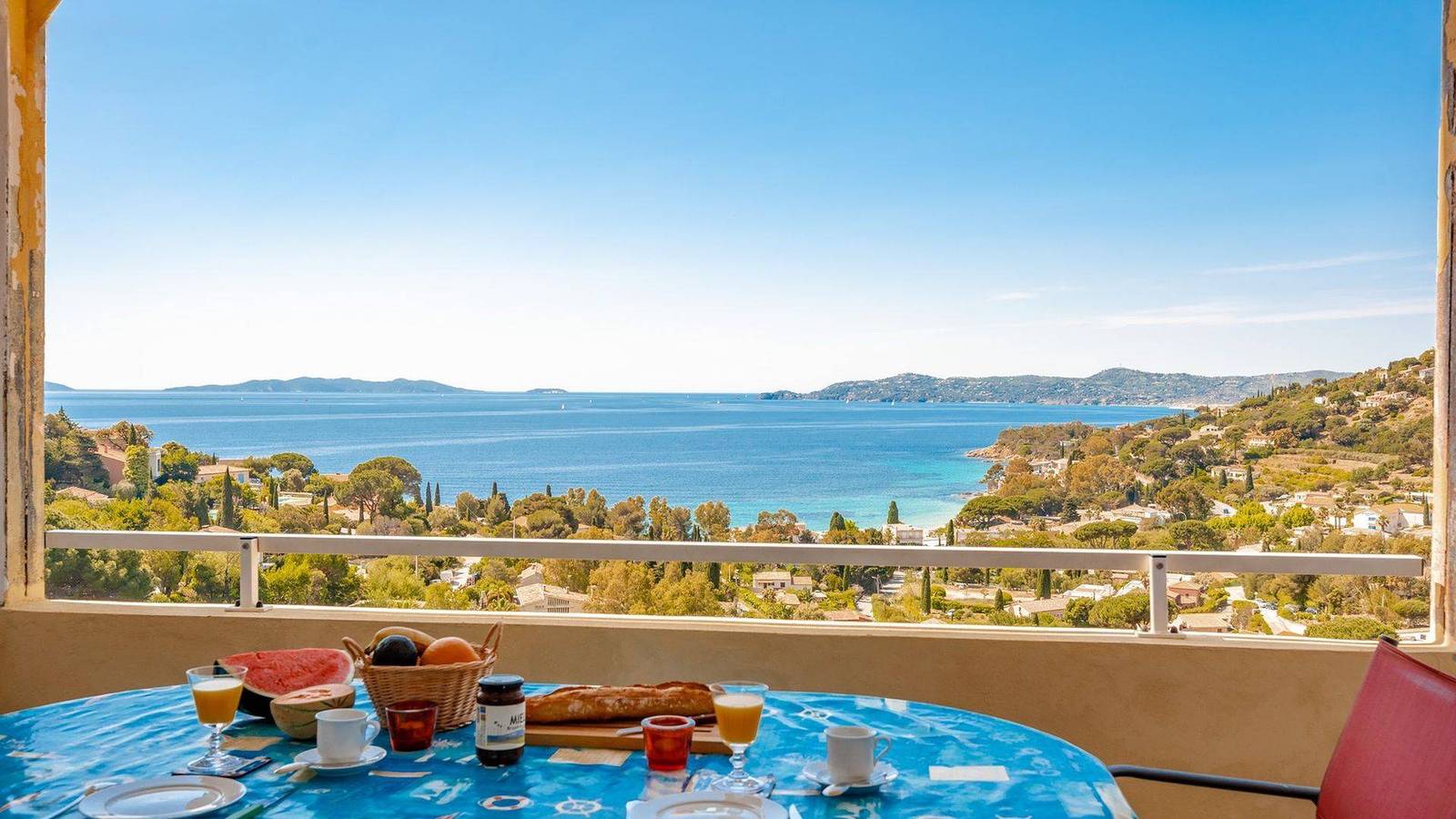 Appartement entier, "Romarin" - Vue sublime sur la baie d'Aiguebelle in Plage d'Aiguebelle, Le Lavandou