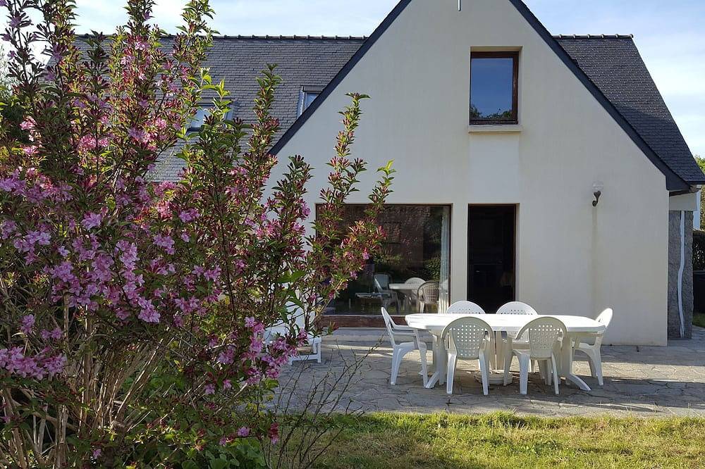 Joli Cottage en Pierres Debouts Dans un Beau Jardin Fleuri Proche Plage in Port Manec’h, Névez