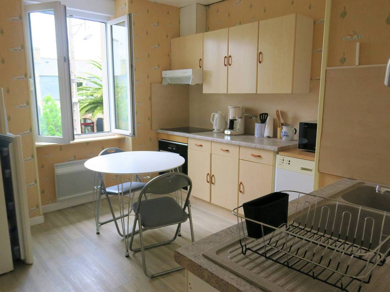Entire apartment, Central Apartment in Trebeurden, 500m from Beach, Near Shops, Parking, Modern Amenities in Trébeurden, Pink Granite Coast
