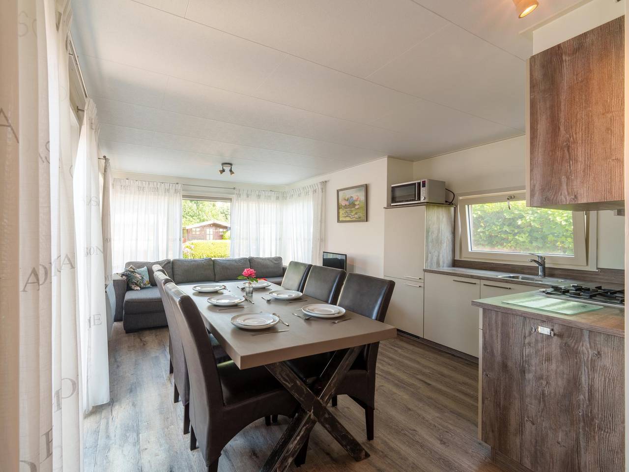 Geräumiges Chalet am Wasser mit einer Schaluppe in Regio Zwolle