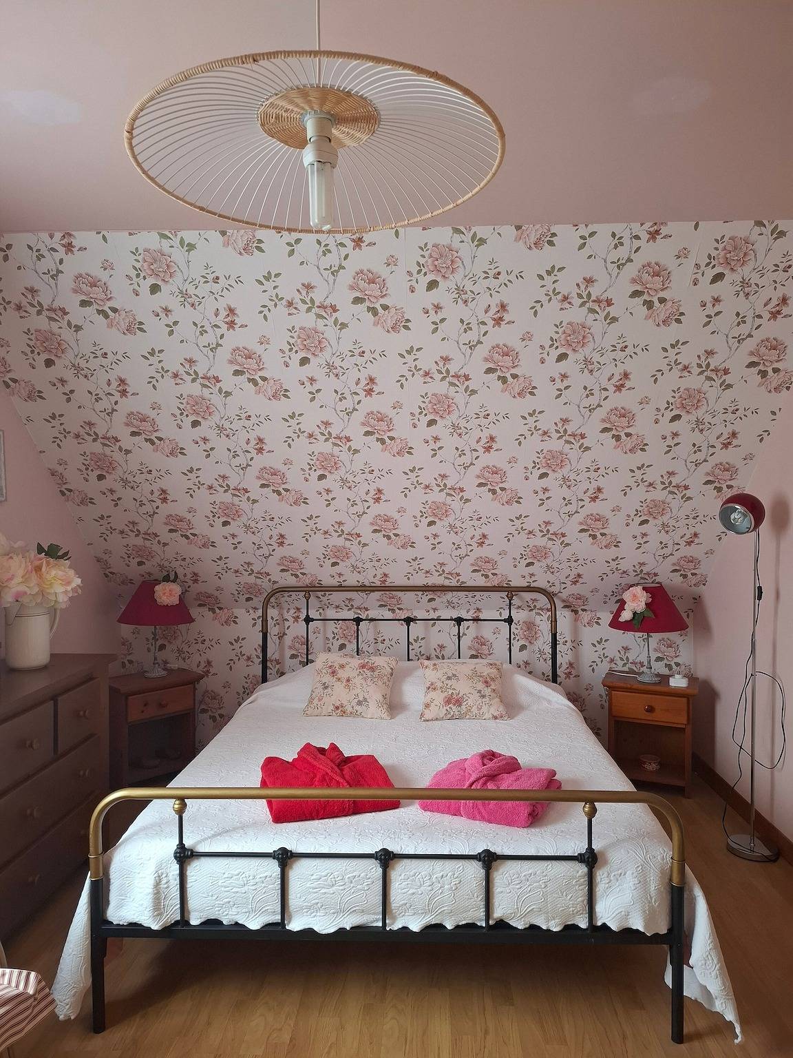 Chambre d’hôtes Rose Briéronne 3p - étage avec terrasse et jardin partagés, Wi-Fi in Saint-Lyphard, Région de Saint-Nazaire