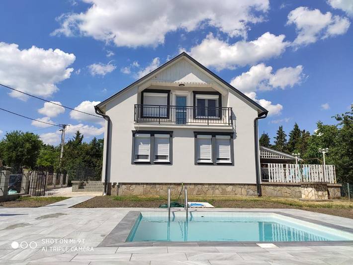 Ferienhaus für 14 Personen, mit Balkon und Whirlpool sowie Terrasse und Garten