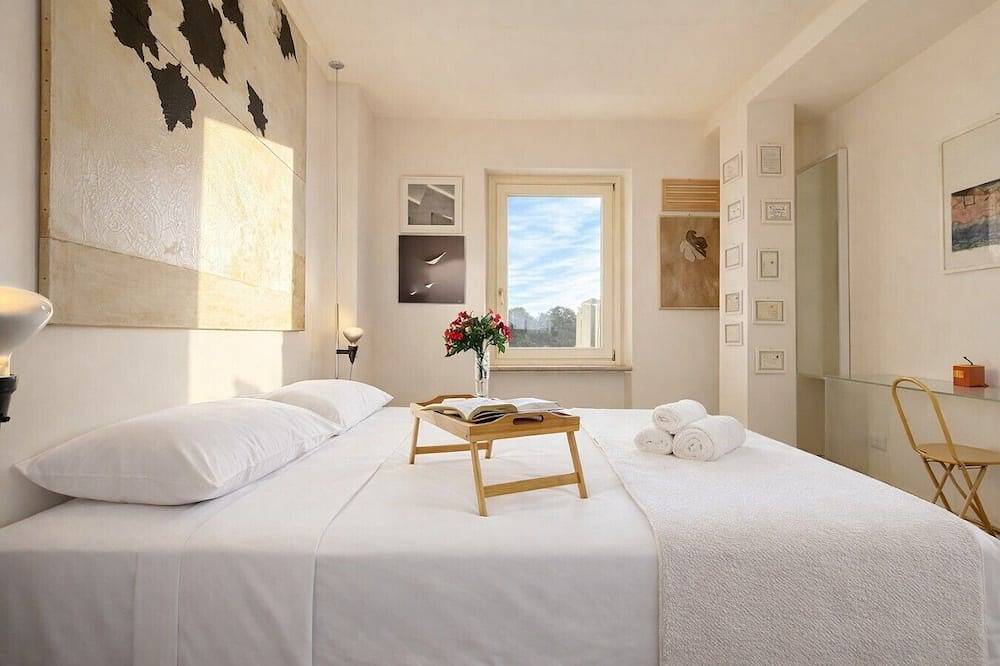 Charming 2-Bedroom Home | Terrace & Great Lake View in Anguillara Sabazia, Braccianosee