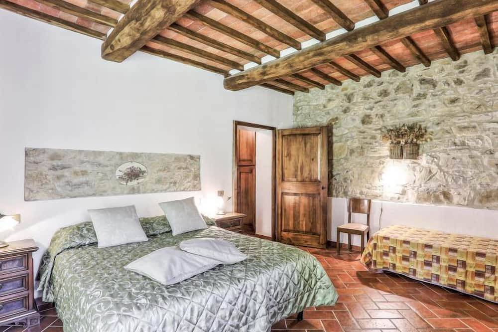 Federico farmhouse with swimming pool and jacuzzi, panoramic position in Chianti in Castellina in Chianti, Chianti