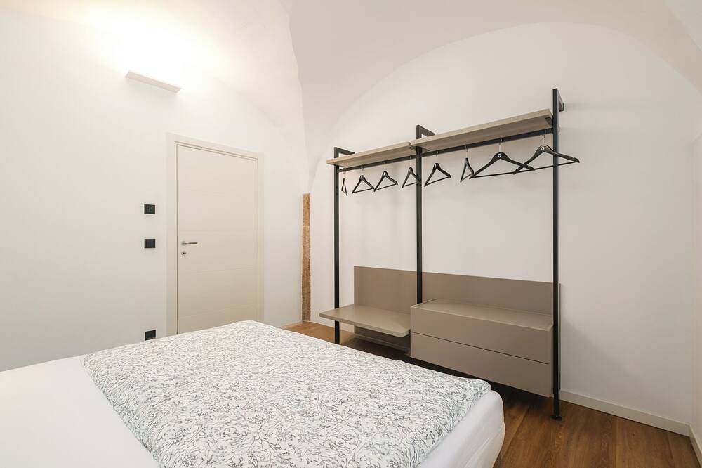 Three-room apartment dating back to the 1400s with masterfully renovated vaults. in Steinmannwald, Leifers