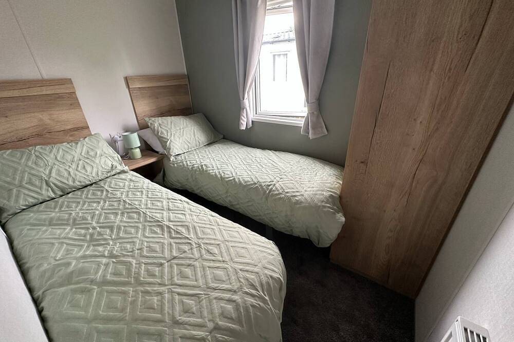 River Meadows Retreat. Contemporary, spacious caravan. 3 Bedroom, sleeps 8 in Northampton, Northamptonshire