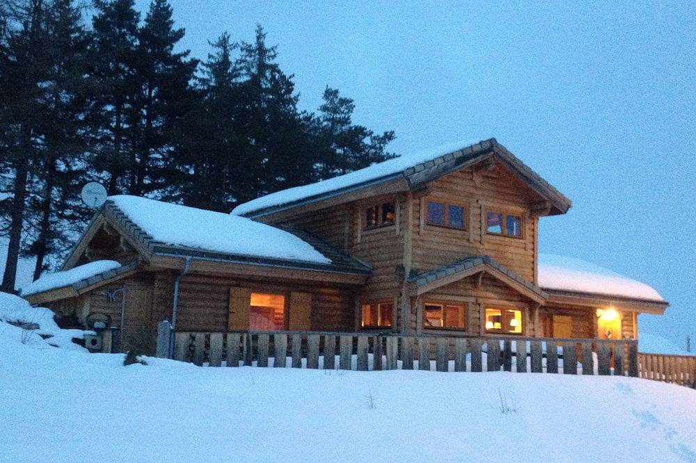 Authentic Scandinavian log cabin in La Joue du Loup, Le Dévoluy