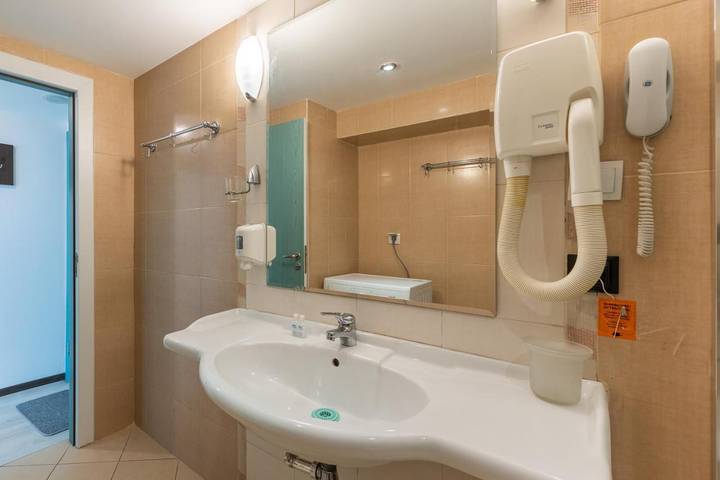 Ferienwohnung für 3 Personen, mit Balkon und Ausblick sowie Pool in Varna - 4