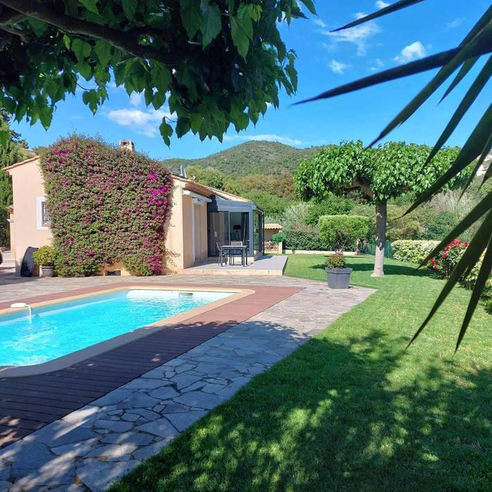 Villa pour 6 personnes, avec piscine ainsi que jardin et terrasse