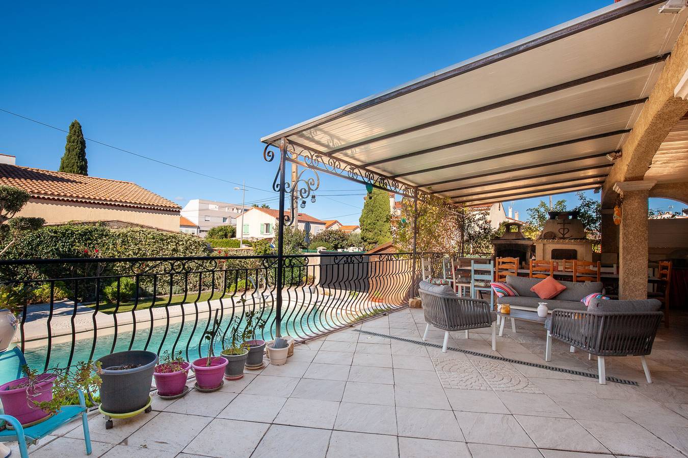 Bed and Breakfast 'Salamandre Chambre D'hote' with Shared Pool, Wi-Fi and Air Conditioning in Port-Saint-Louis-du-Rhône, Arles region