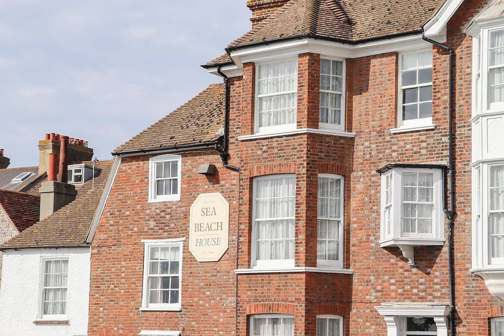 Sea Beach Cottage, pet friendly, with a garden in Eastbourne in Eastbourne, East Sussex