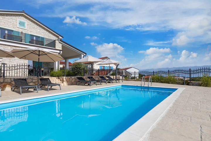 Villa pour 8 personnes, avec piscine et jardin, adapté aux familles à Vrbnik