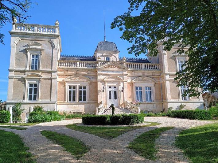 Location de vacances pour 2 personnes, avec terrasse et jardin ainsi que piscine et vue à Montbron - 4